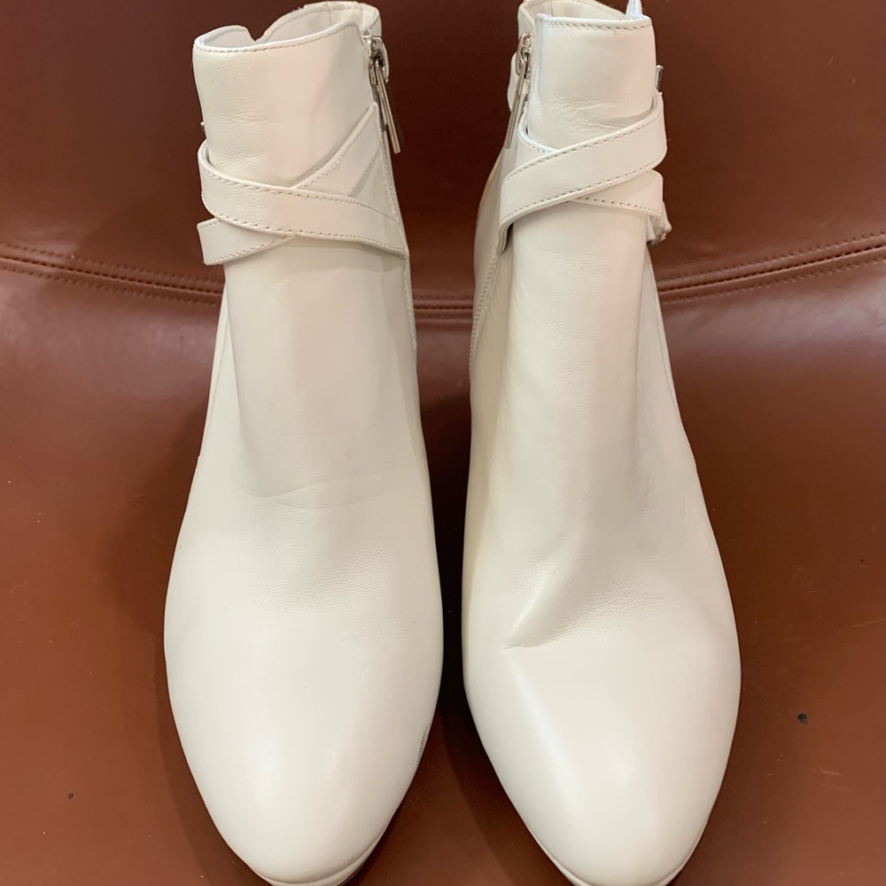 Bandolino ankle booties. White.